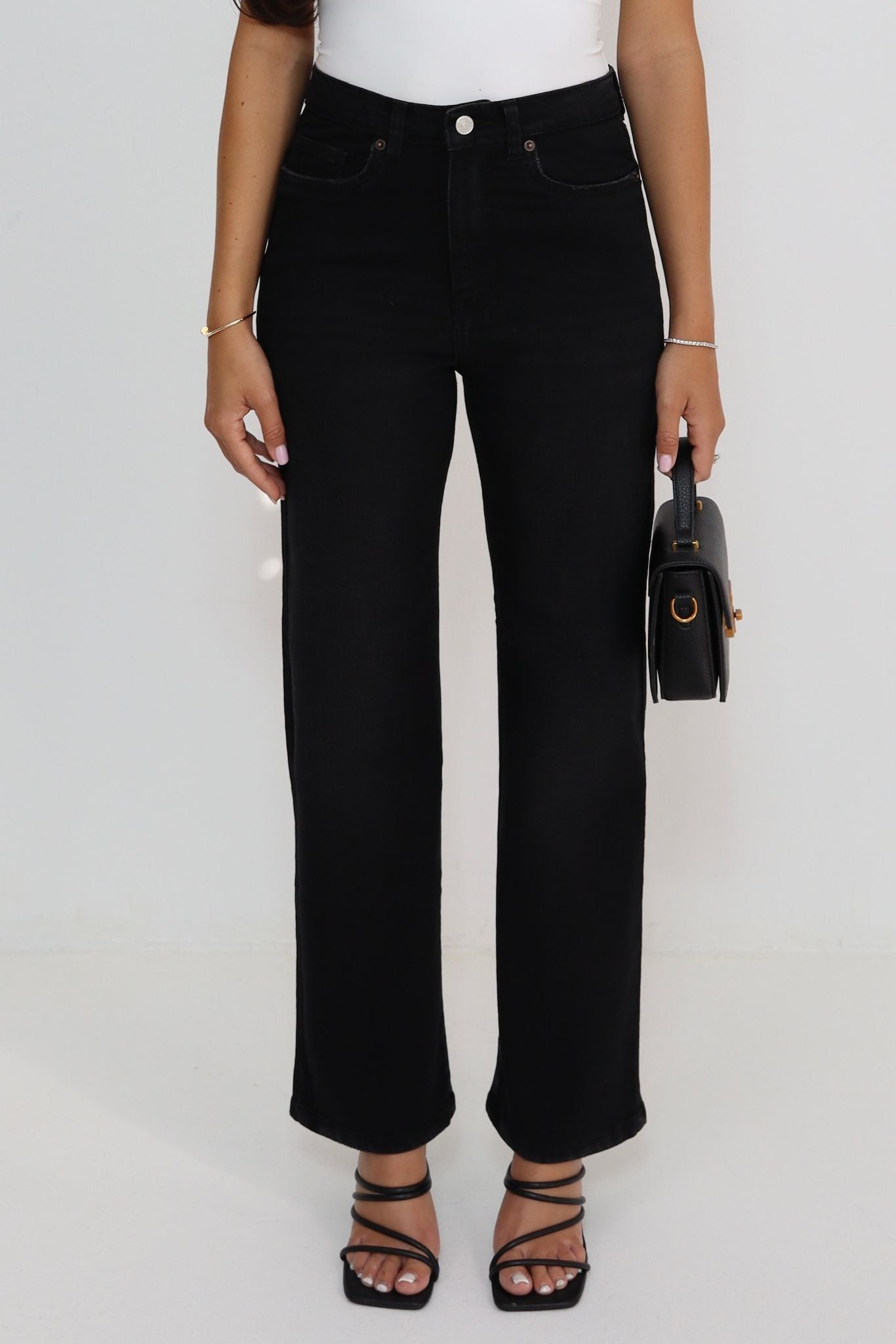 ג׳ינס Sexso 9054 בשילוב טופ לבן וסנדלי עקב