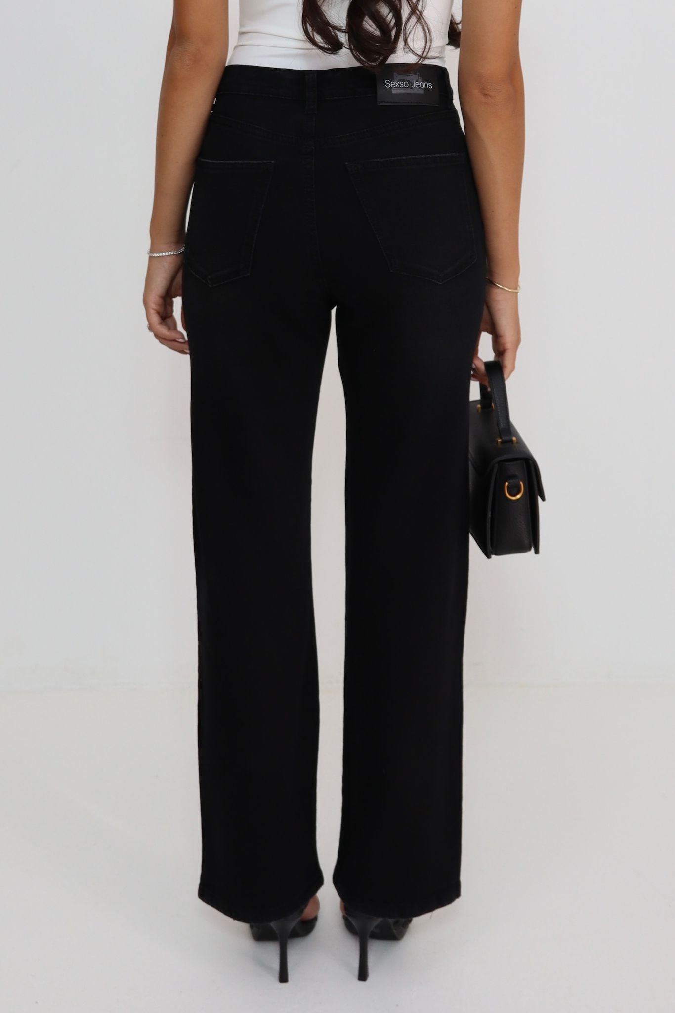 ג׳ינס שחור אלגנטי בגזרה רחבה לנשים