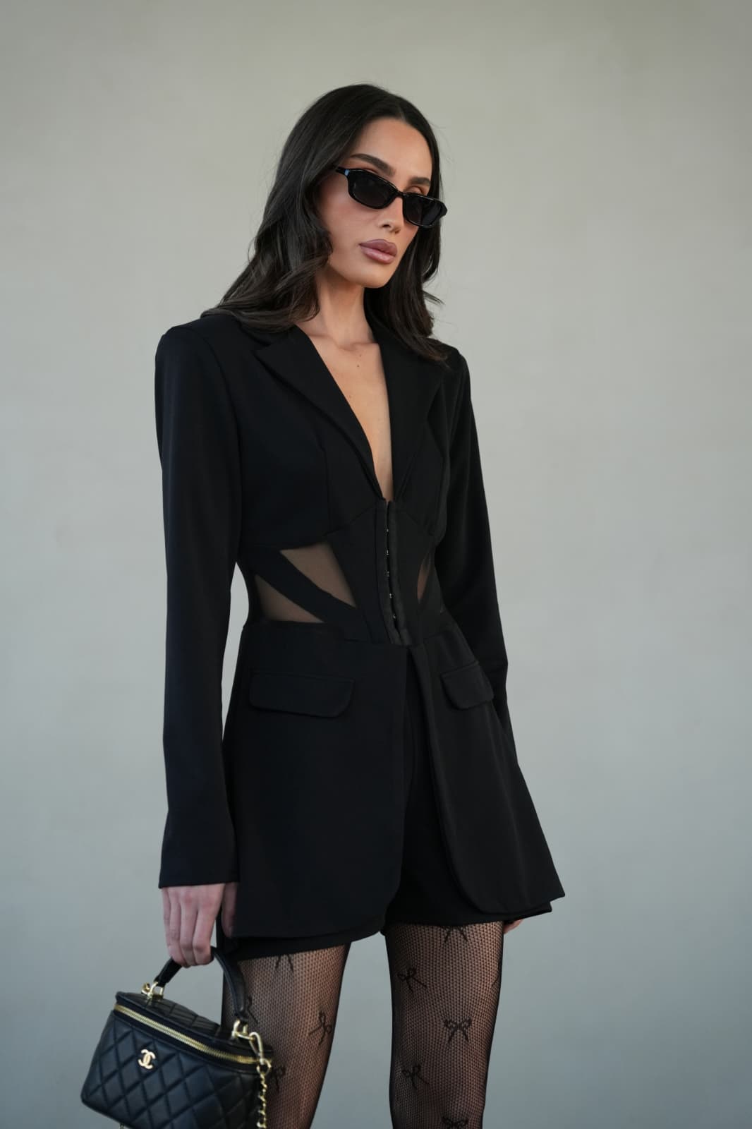 אוברול קצר שחור עם שרוולים ארוכים