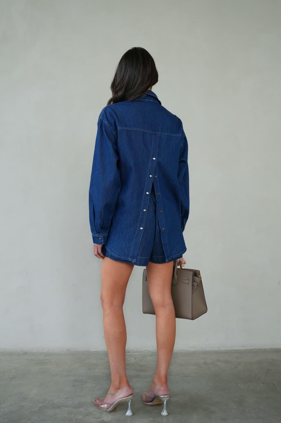 	גב חולצת Caroline עם כפתורים בג’ינס כהה