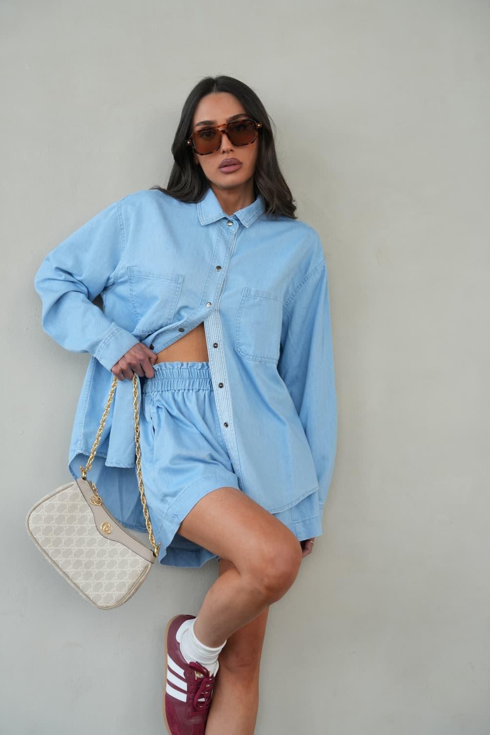 חליפת Caroline ג’ינס תכלת עם חולצה ושורט לנשים