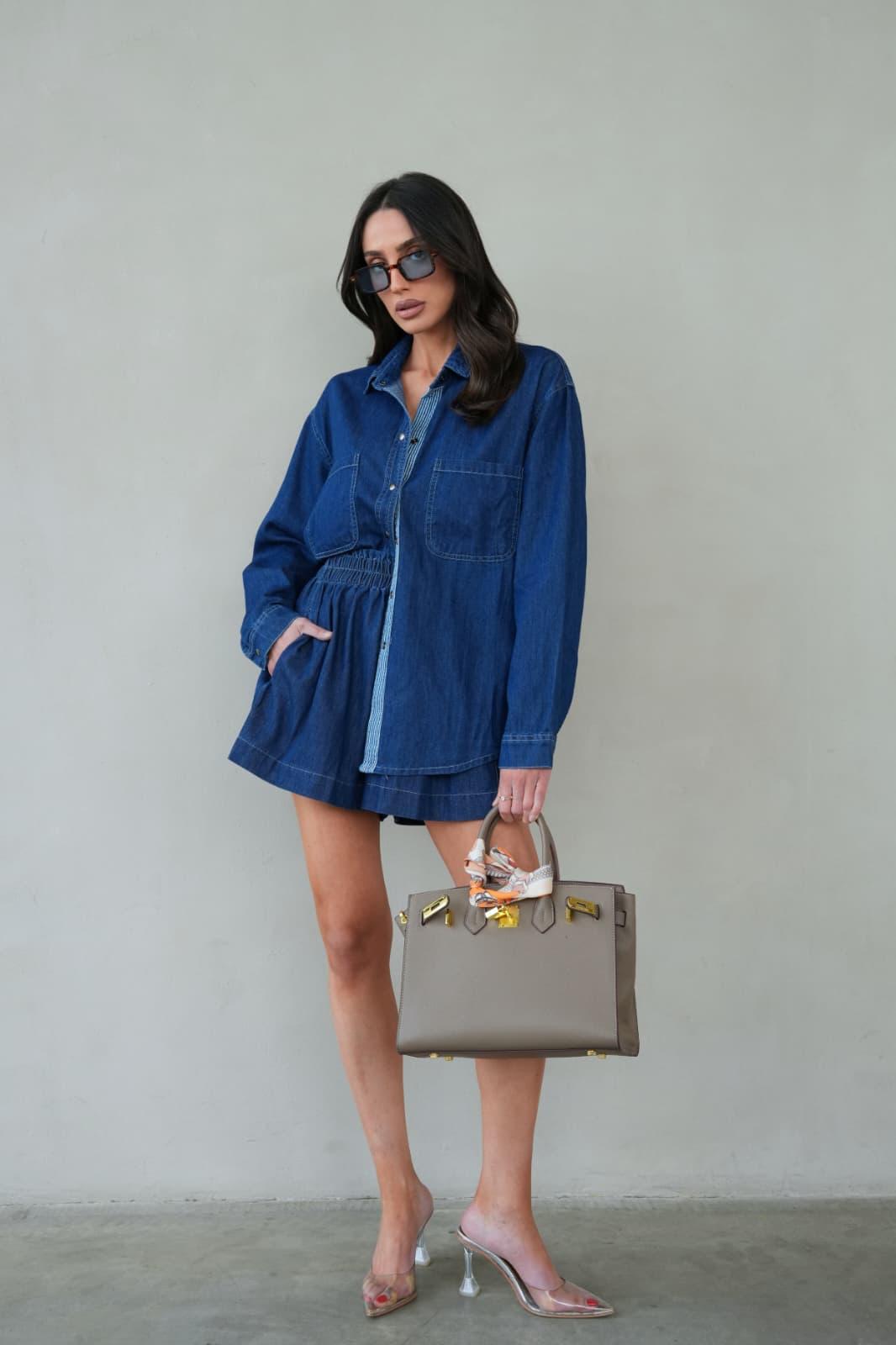 חליפת Caroline ג’ינס כהה עם חולצה ושורט לנשים