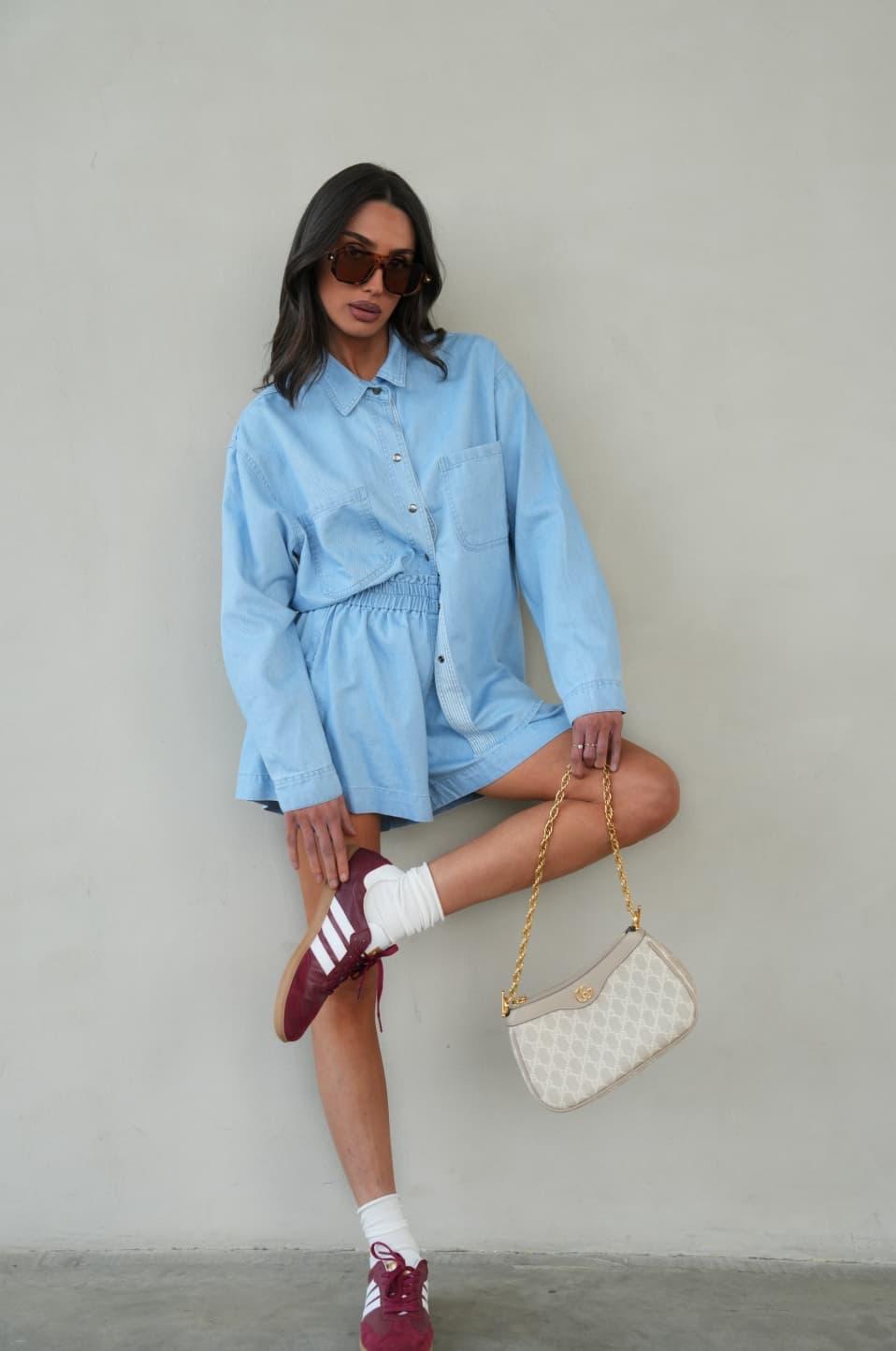 גב חולצת Caroline בג’ינס תכלת עם שורט תואם