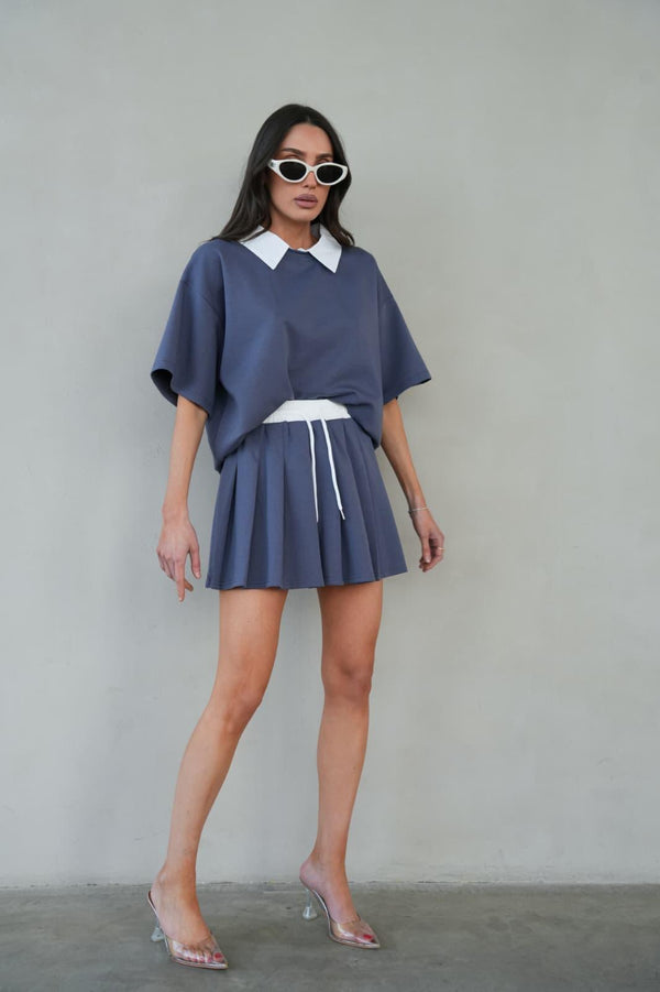 חליפת Hailey כחולה עם חצאית פליסה
