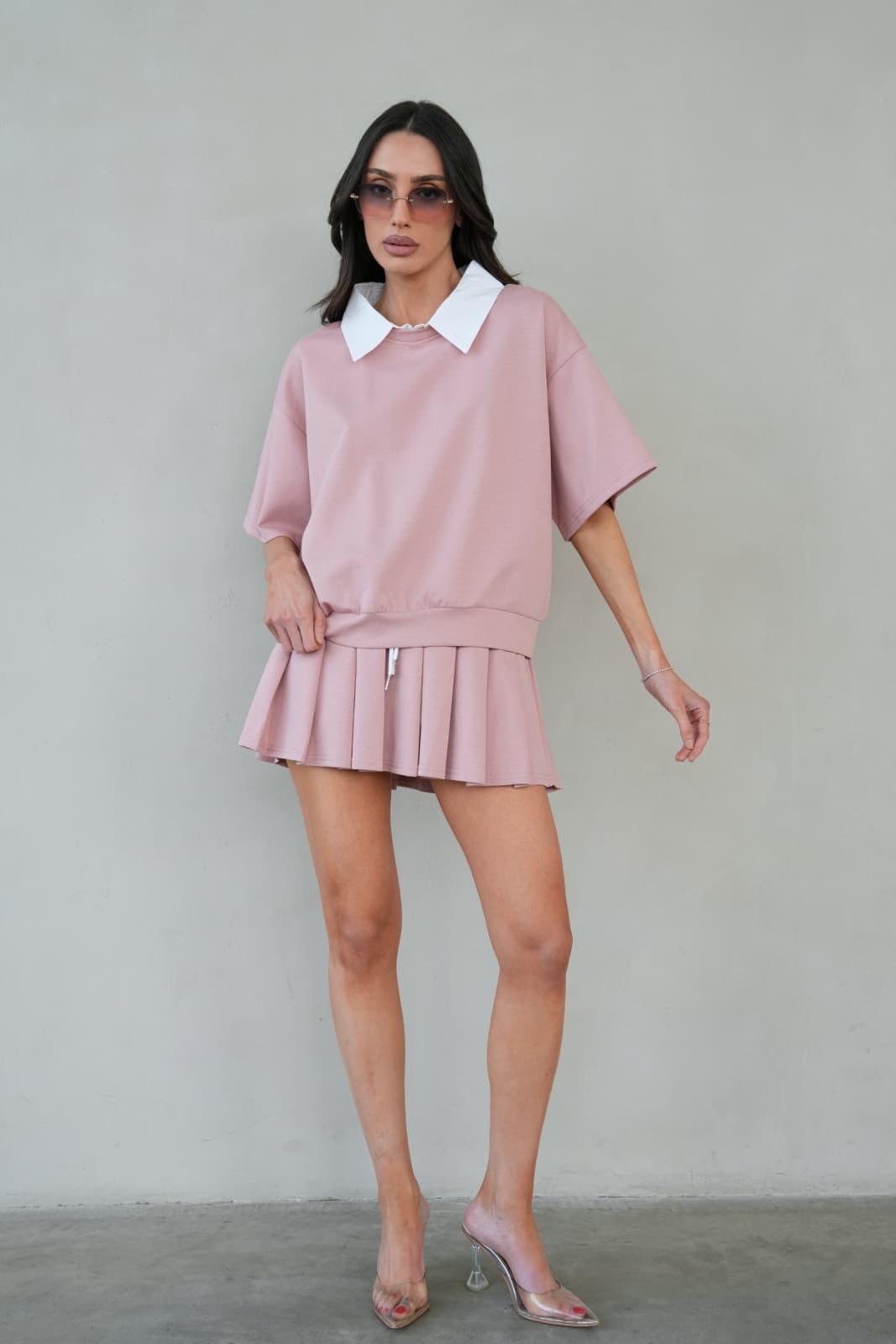 חליפת Hailey ורודה עם חצאית פליסה
