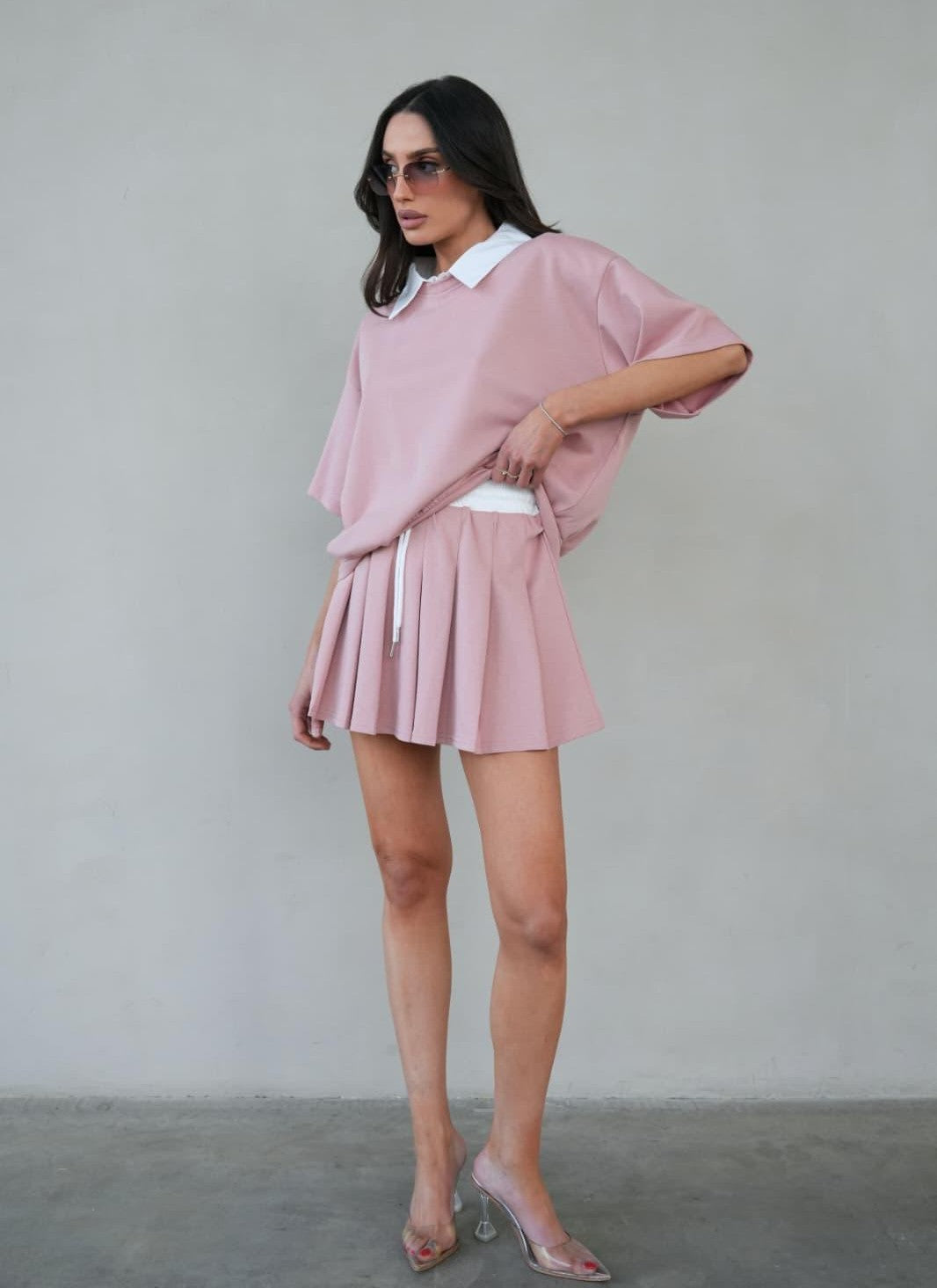 סט נשים אופנתי עם חצאית קצרה
