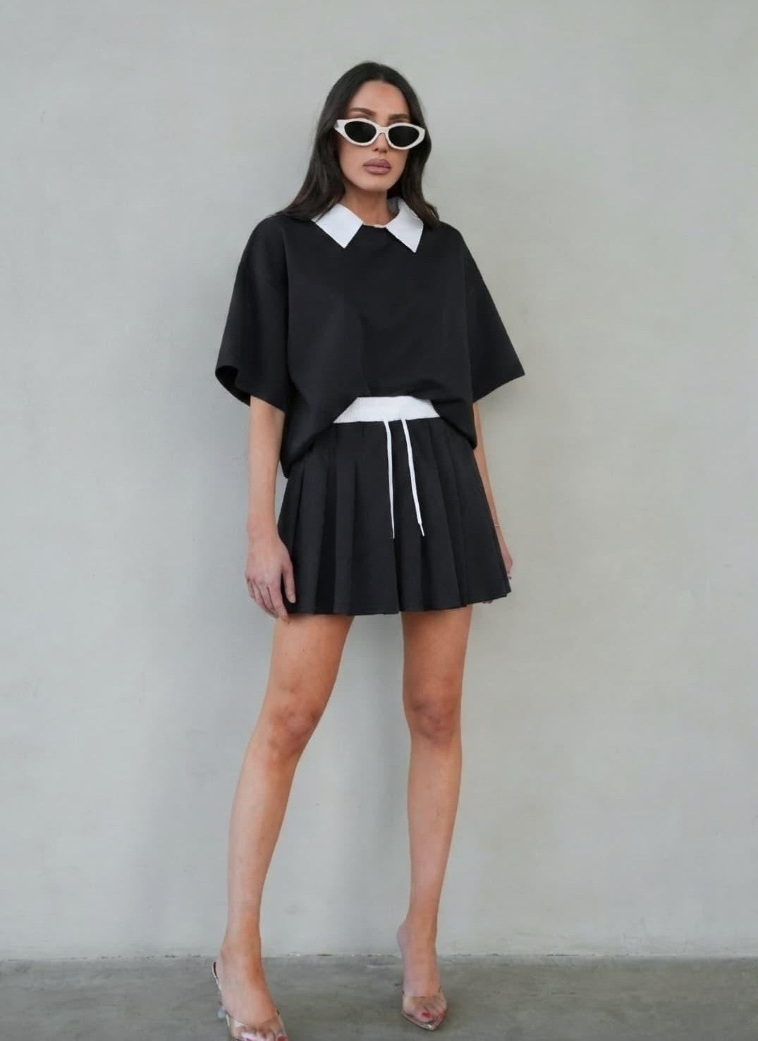 חליפת Hailey שחורה עם חצאית פליסה
