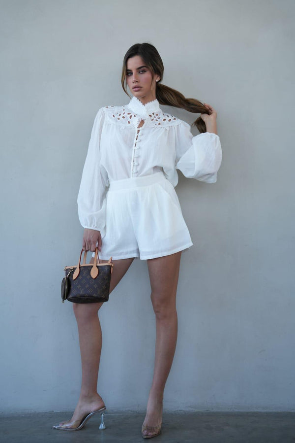 חליפת Arbeli בצבע שמנת עם חולצה תחרה ושורט אלגנטי