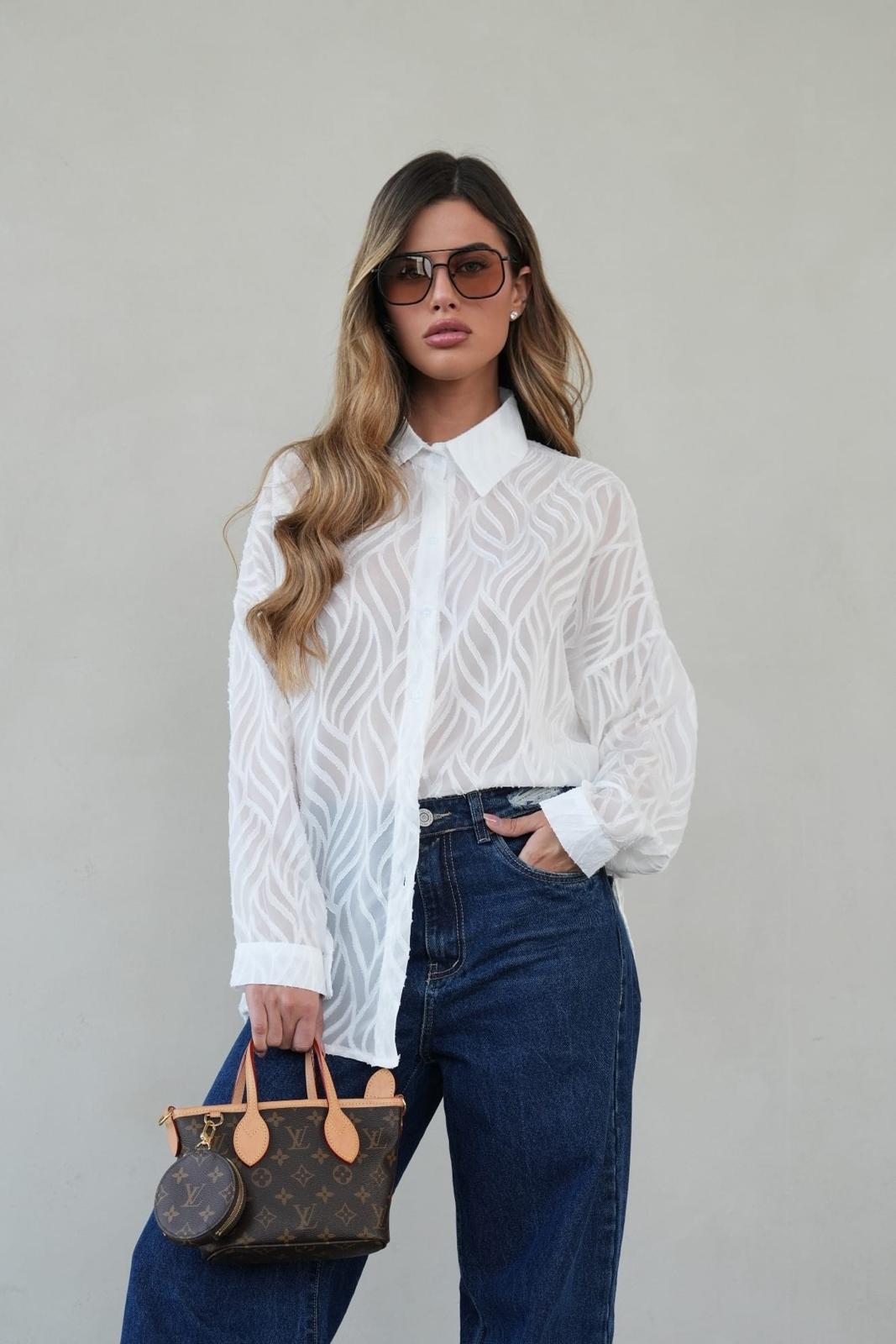 חולצת Gal לבנה עם טקסטורה עדינה בשילוב ג׳ינס