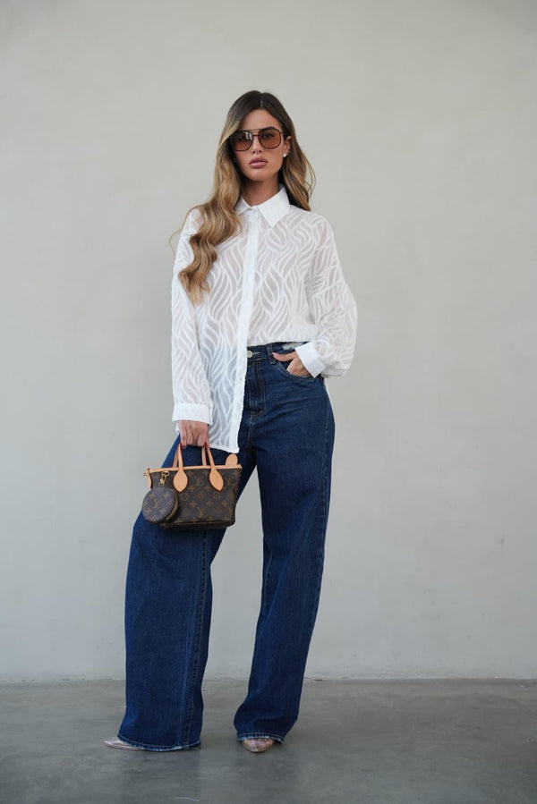 חולצת Gal לבנה עם טקסטורה עדינה בשילוב ג׳ינס