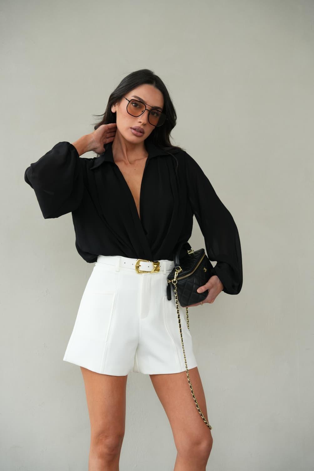 שורט Maya לבן לנשים שורט קצר בגזרה מחמיאה
