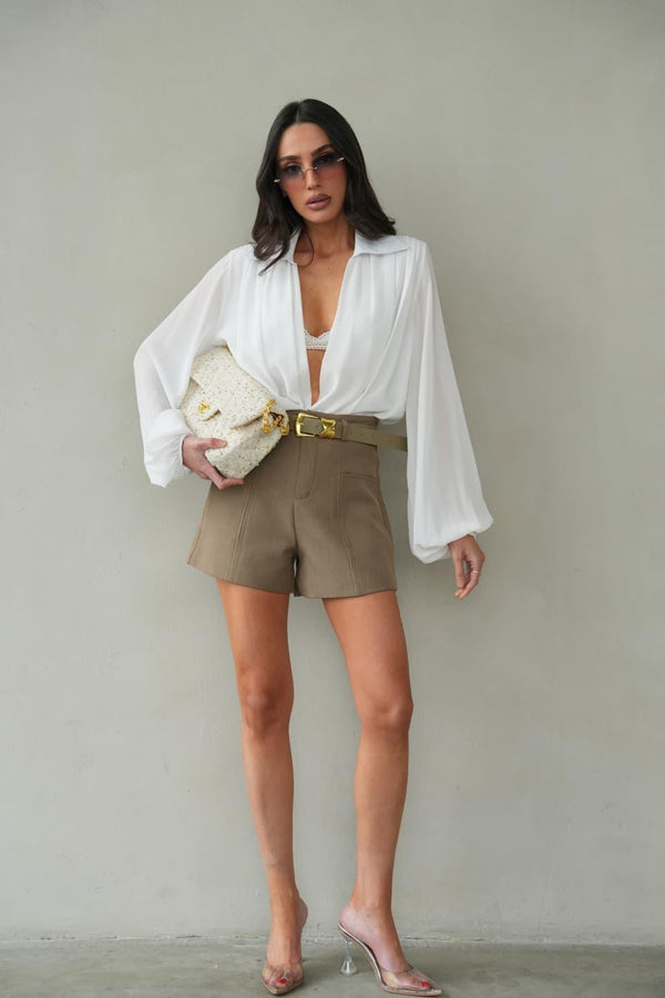 שורט Maya לנשים שורט אלגנטי עם חגורה למותן
