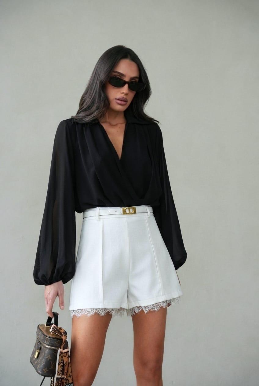 מכנס Liron לבן – מכנס קצר אלגנטי לנשים עם חגורה ועיטור תחרה | 52fiftytwo