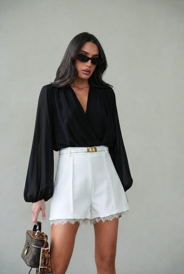 מכנס Liron לבן – מכנס קצר אלגנטי לנשים עם חגורה ועיטור תחרה | 52fiftytwo