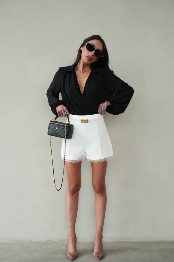 מכנס Liron לבן – מכנס קצר אלגנטי לנשים עם חגורה ועיטור תחרה | 52fiftytwo