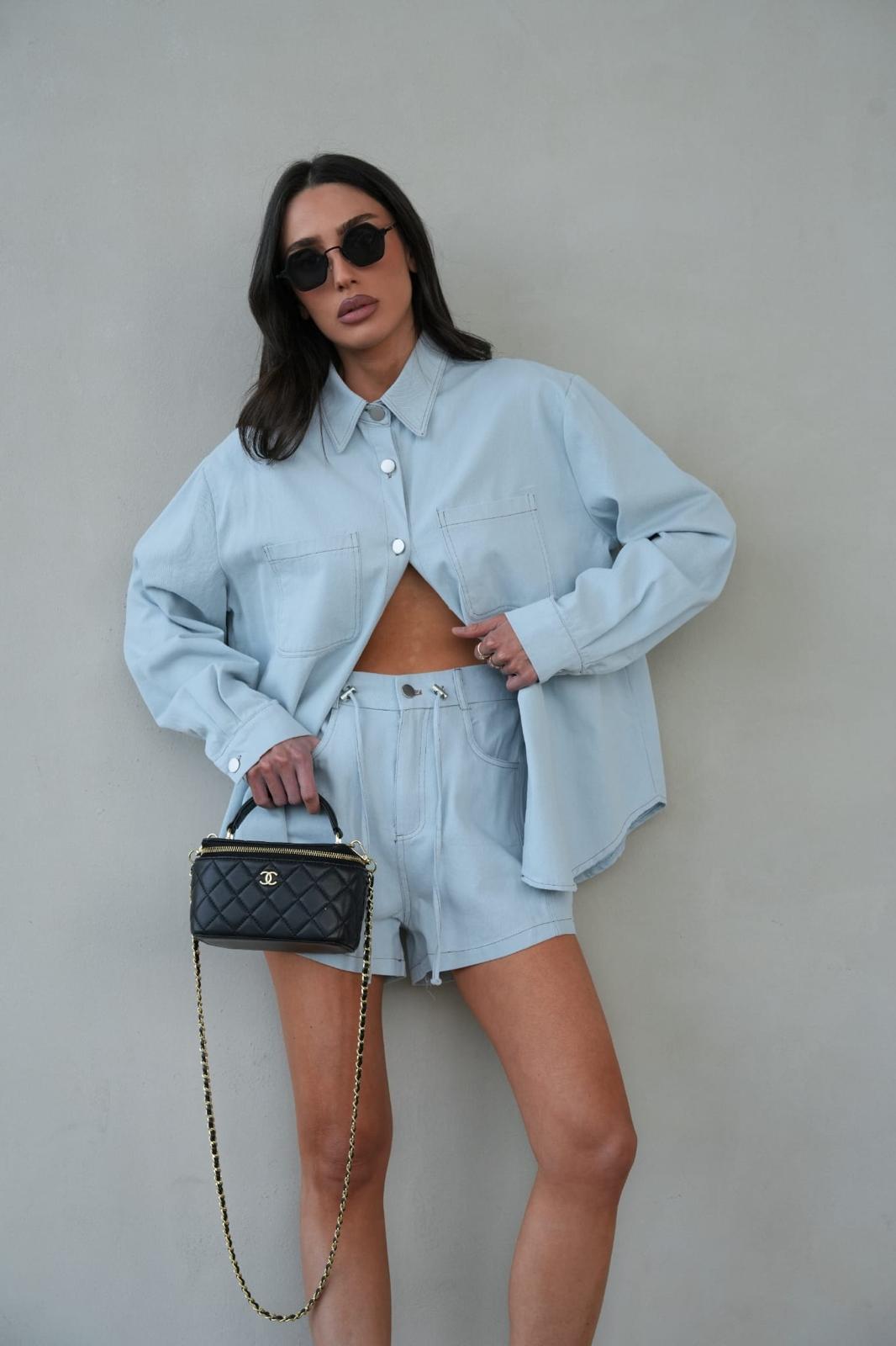 חליפת Drila בצבע תכלת עם חולצה מכופתרת ושורט לנשים