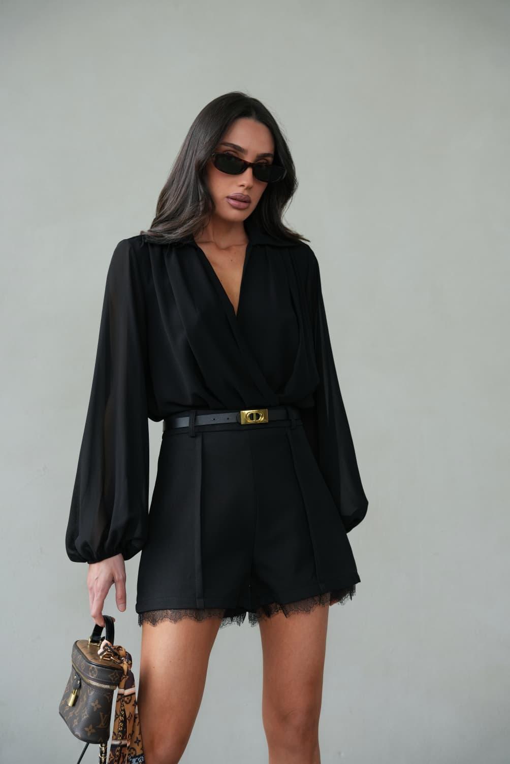 מכנס Liron שחור – מכנס קצר מחויט לנשים עם חגורה ותחרה בקצה המכנס | 52fiftytwo