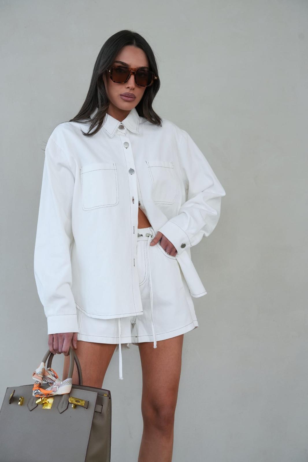חליפת Drila בצבע לבן עם חולצה מכופתרת ושורט לנשים