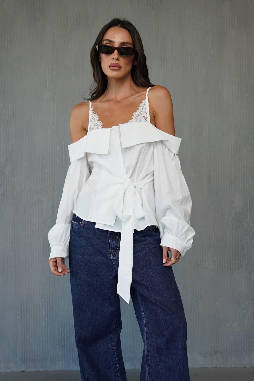 חולצת לבנה לנשים עם כתפיים חשופות ותחרה
