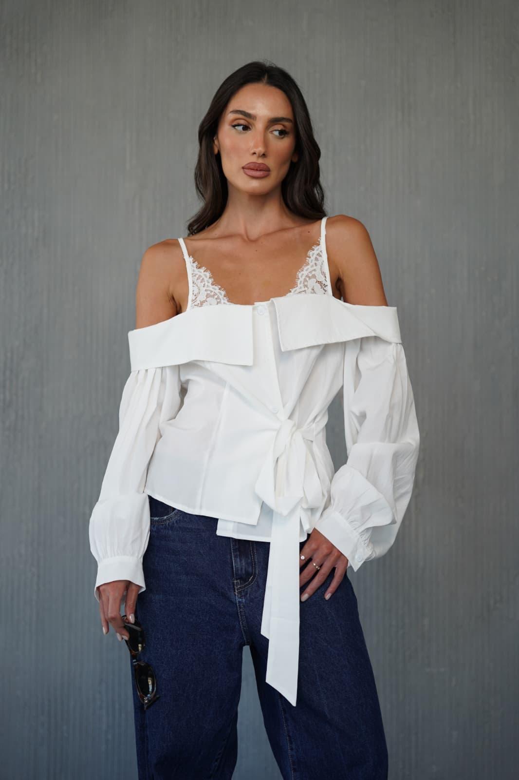 חולצת Brendo לבנה לנשים עם כתפיים חשופות ותחרה
