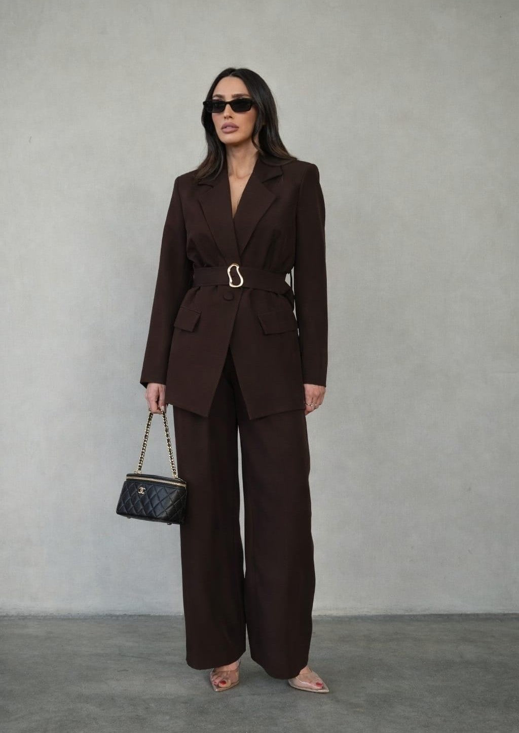 חליפת Amit בצבע חום עם מכנס רחב ובלייזר מחויט