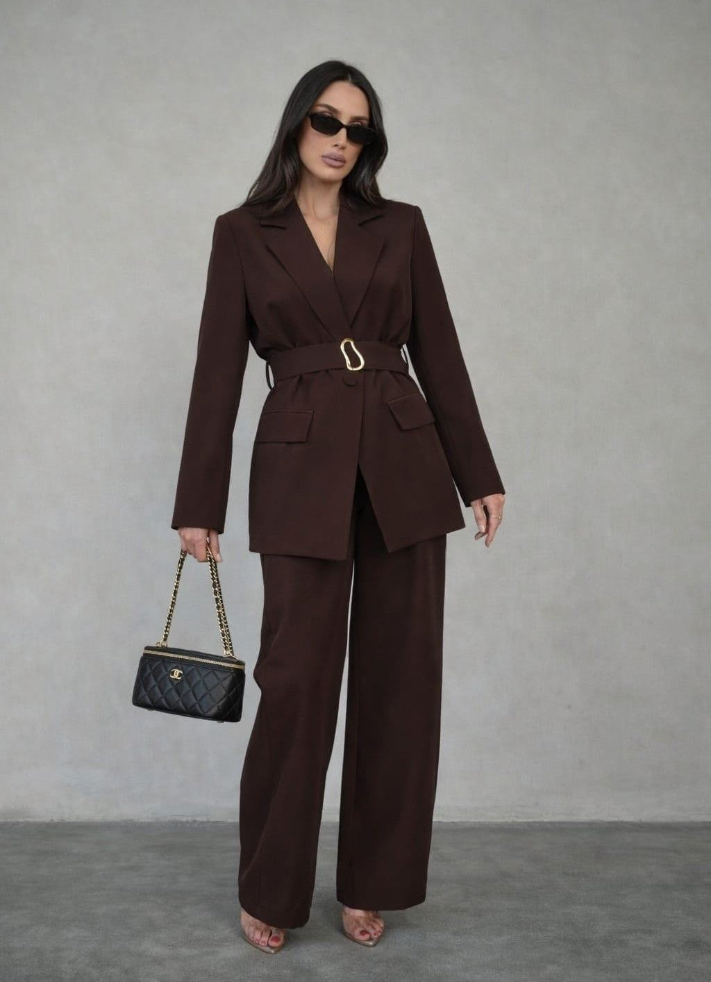 חליפת Amit בצבע חום עם מכנס רחב ובלייזר מחויט