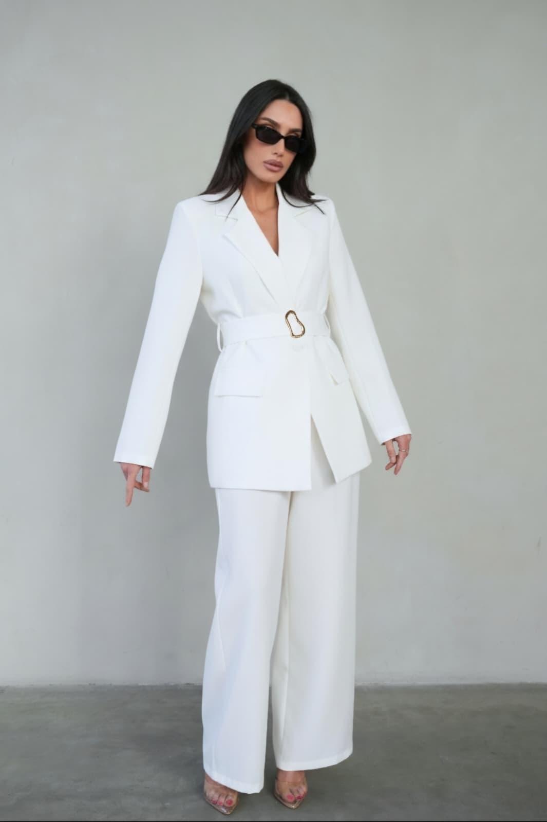 חליפת Amit בצבע לבן עם בלייזר מחויט וחגורה ומכנס רחב
