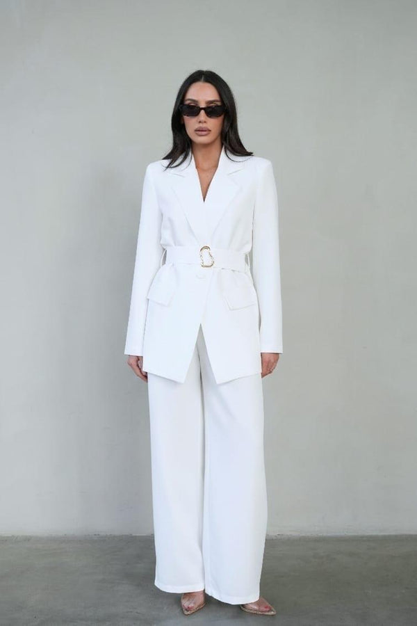 חליפת Amit בצבע לבן עם בלייזר מחויט וחגורה ומכנס רחב