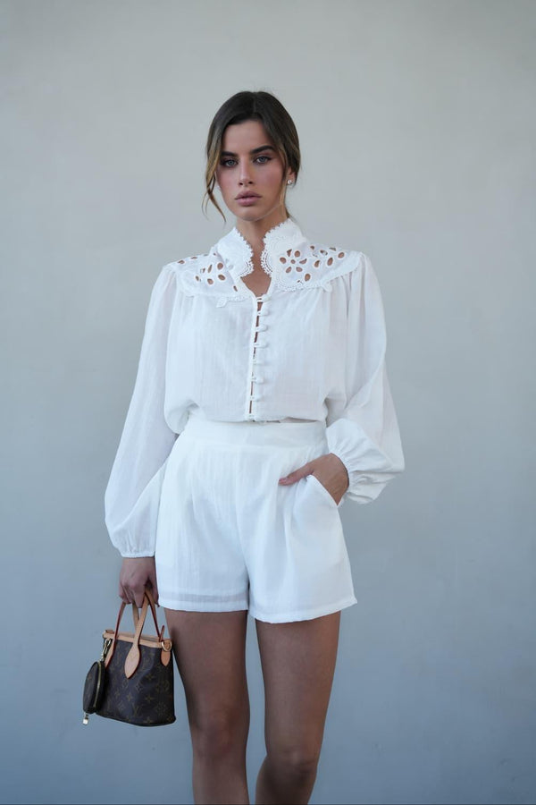 חליפת Arbeli בצבע לבן עם חולצה תחרה ושורט אלגנטי