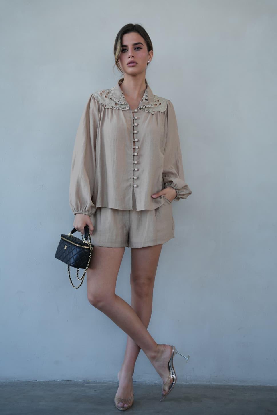  חליפת Arbeli בצבע מוקה עם חולצה אלגנטית ושורט מחמיא