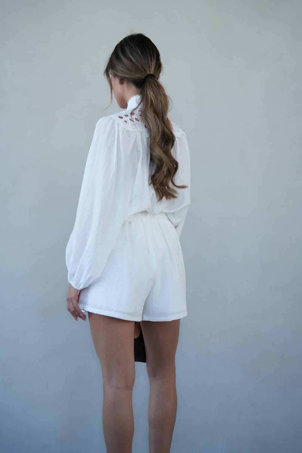חליפת בצבע לבן עם חולצה תחרה ושורט אלגנטי