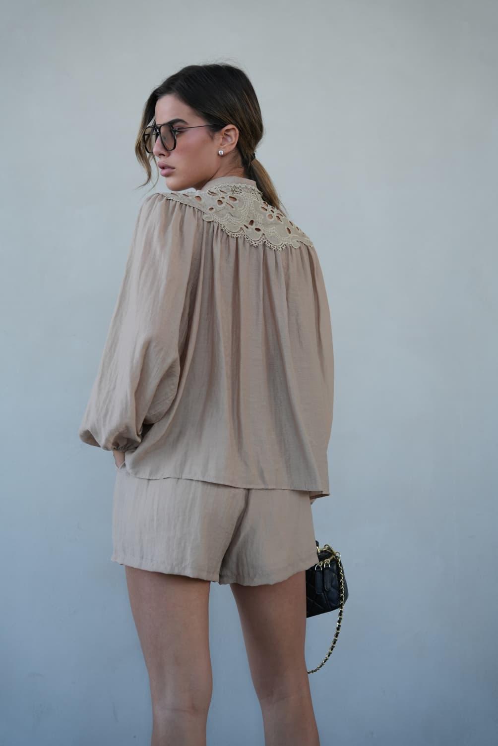 חליפת Arbeli בצבע אבן עם חולצה אלגנטית ושורט מחמיא