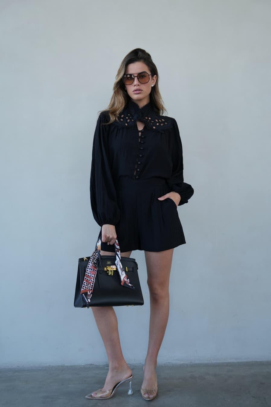 חליפת Arbeli בצבע שחור עם חולצה תחרה לנשים