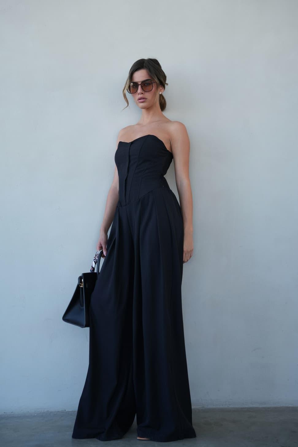 אוברול Moral לנשים – אוברול ערב שחור אלגנטי בגזרה מחמיאה