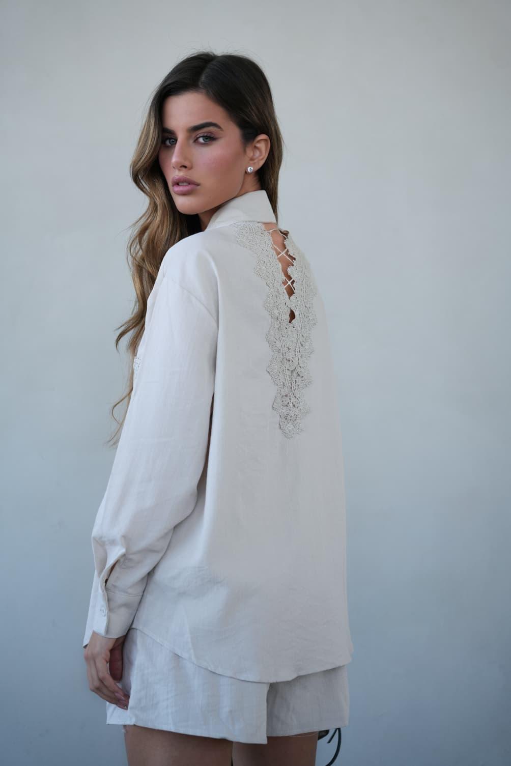 חליפת Shaya בצבע בז׳ לנשים עם חולצה ושורט | 52 fiftytwo
