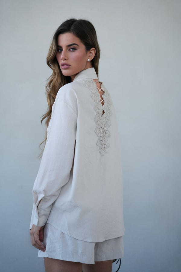 חליפת Shaya בצבע בז׳ לנשים עם חולצה ושורט | 52 fiftytwo
