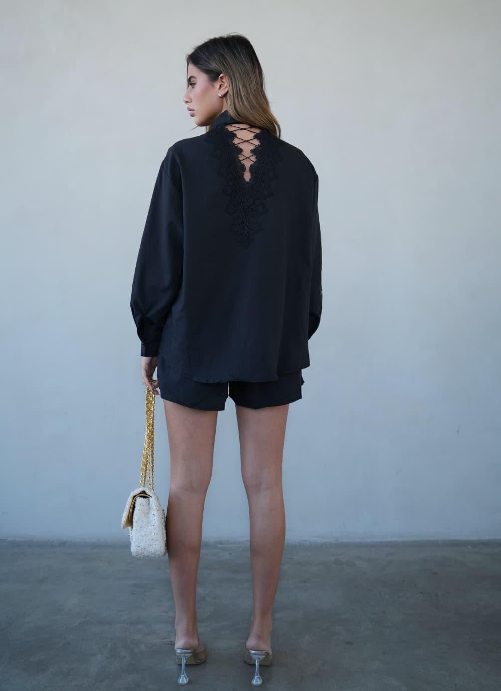 חליפת Shaya שחורה לנשים עם חולצה מכופתרת ושורט תואם | 52 fiftytwo