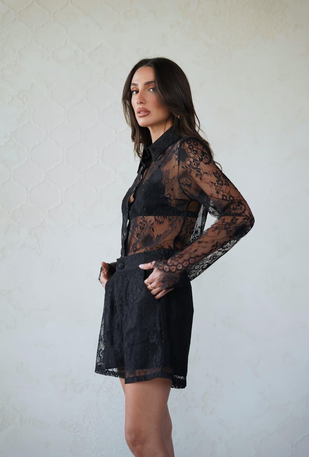 חליפת Tamara תחרה שחורה לנשים סט חולצה מכופתרת ושורט