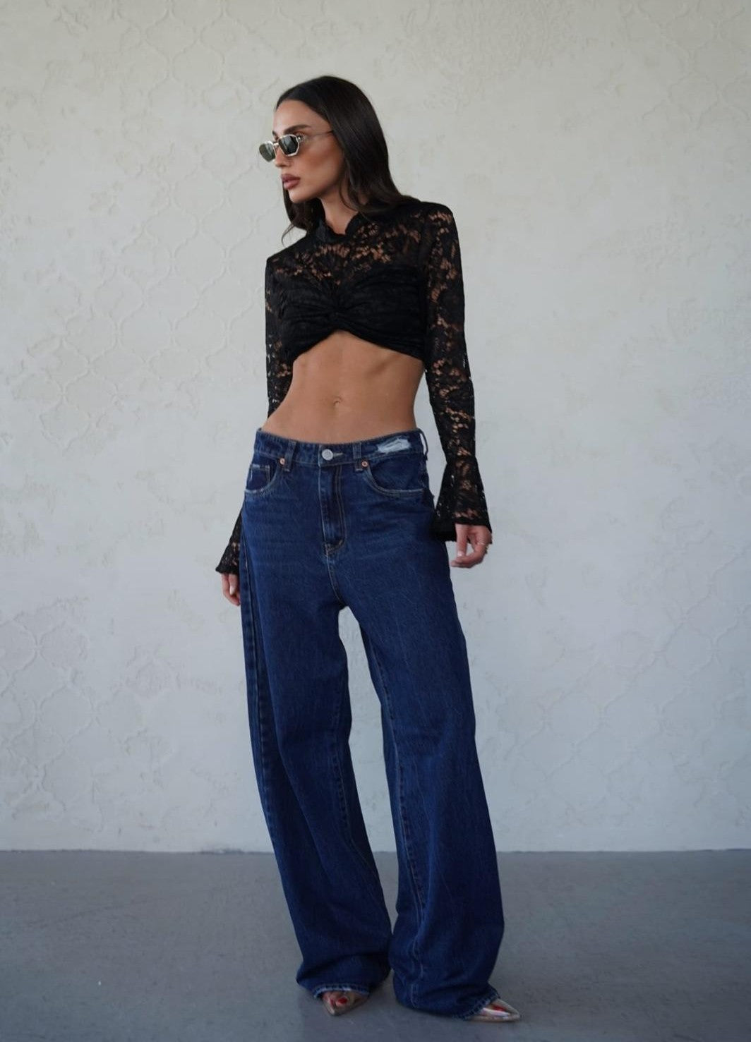 	חולצת תחרה שחורה בגזרת קרופ עם שרוולים מתרחבים לנשים