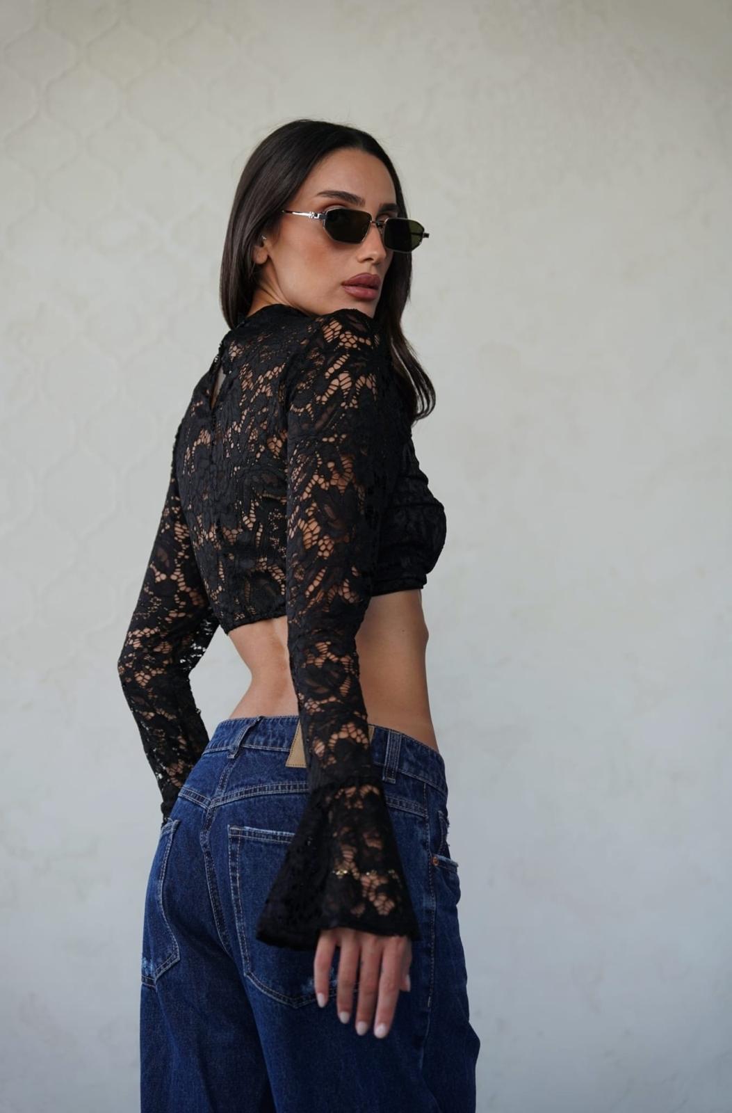 חולצת Misha תחרה שחורה בגזרת קרופ עם שרוולים מתרחבים לנשים