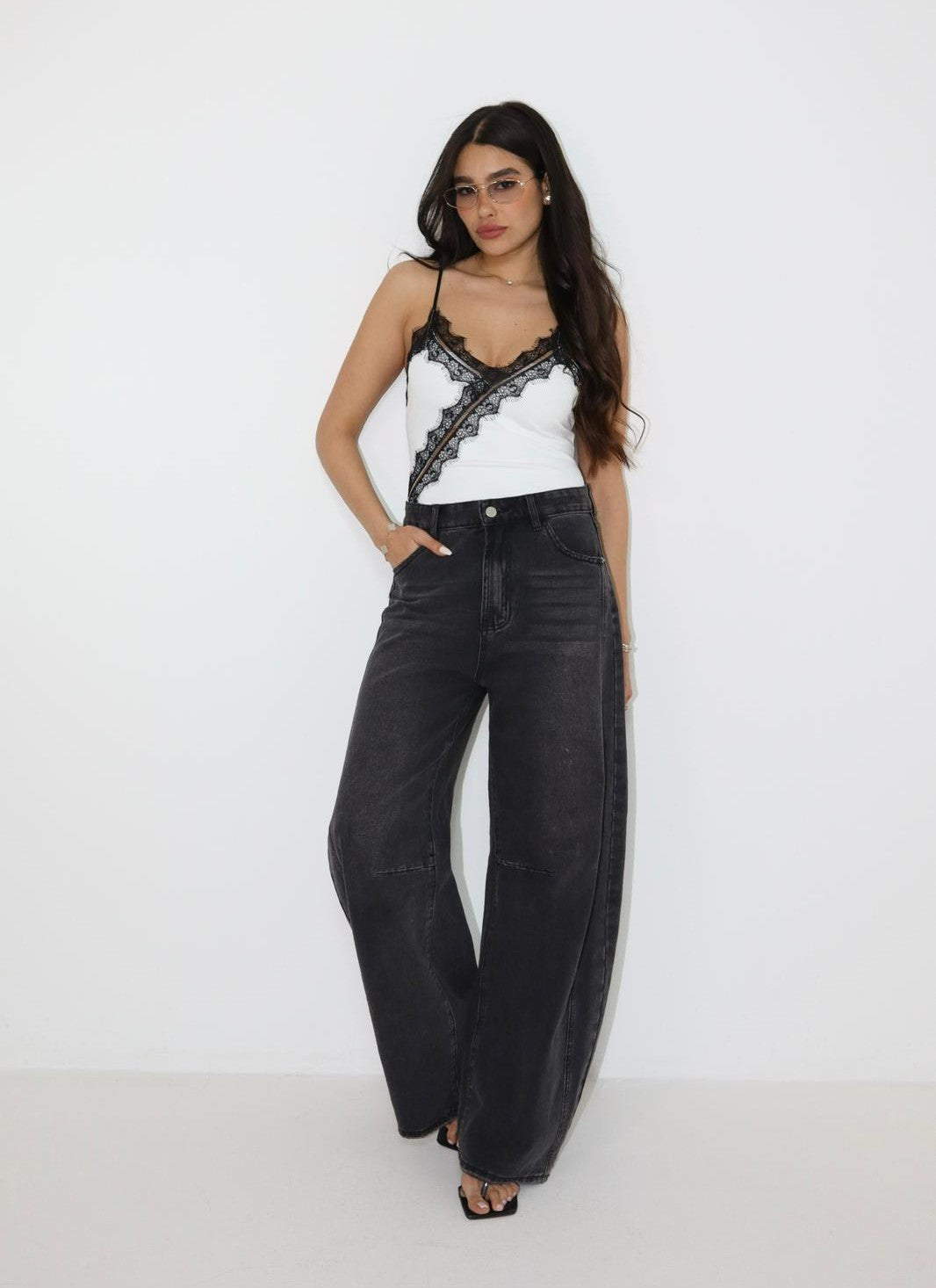 בגד גוף Toni לבן עם תחרה שחורה לנשים