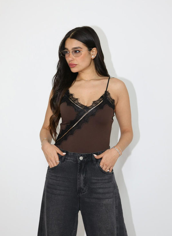 בגד גוף Toni חום עם תחרה שחורה לנשים
