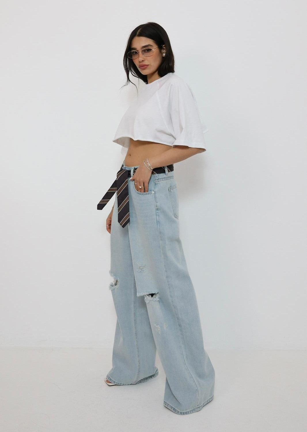 ג׳ינס Marco תכלת רחב לנשים עם חגורה בסגנון עניבה
