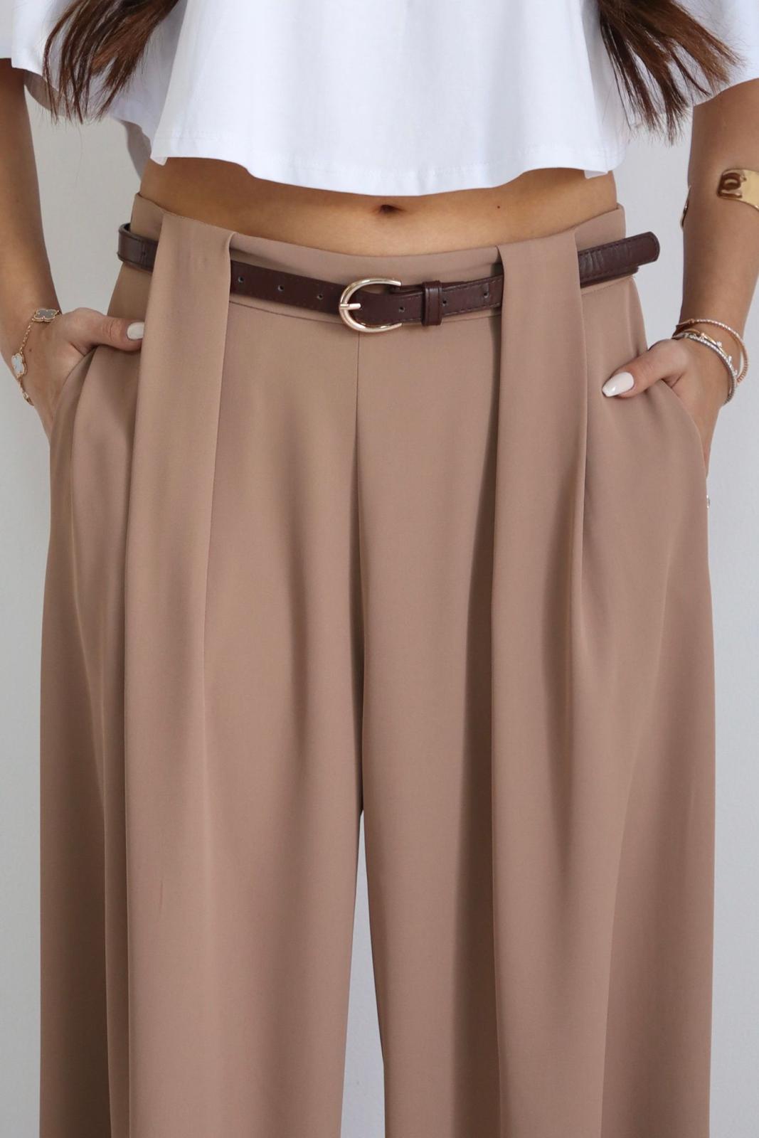 מכנס Erop בצבע חום בגזרה רחבה עם קפלים קדמיים