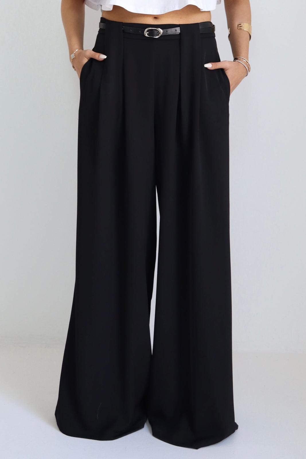 מכנס Erop בצבע שחור בגזרה רחבה עם קפלים קדמיים