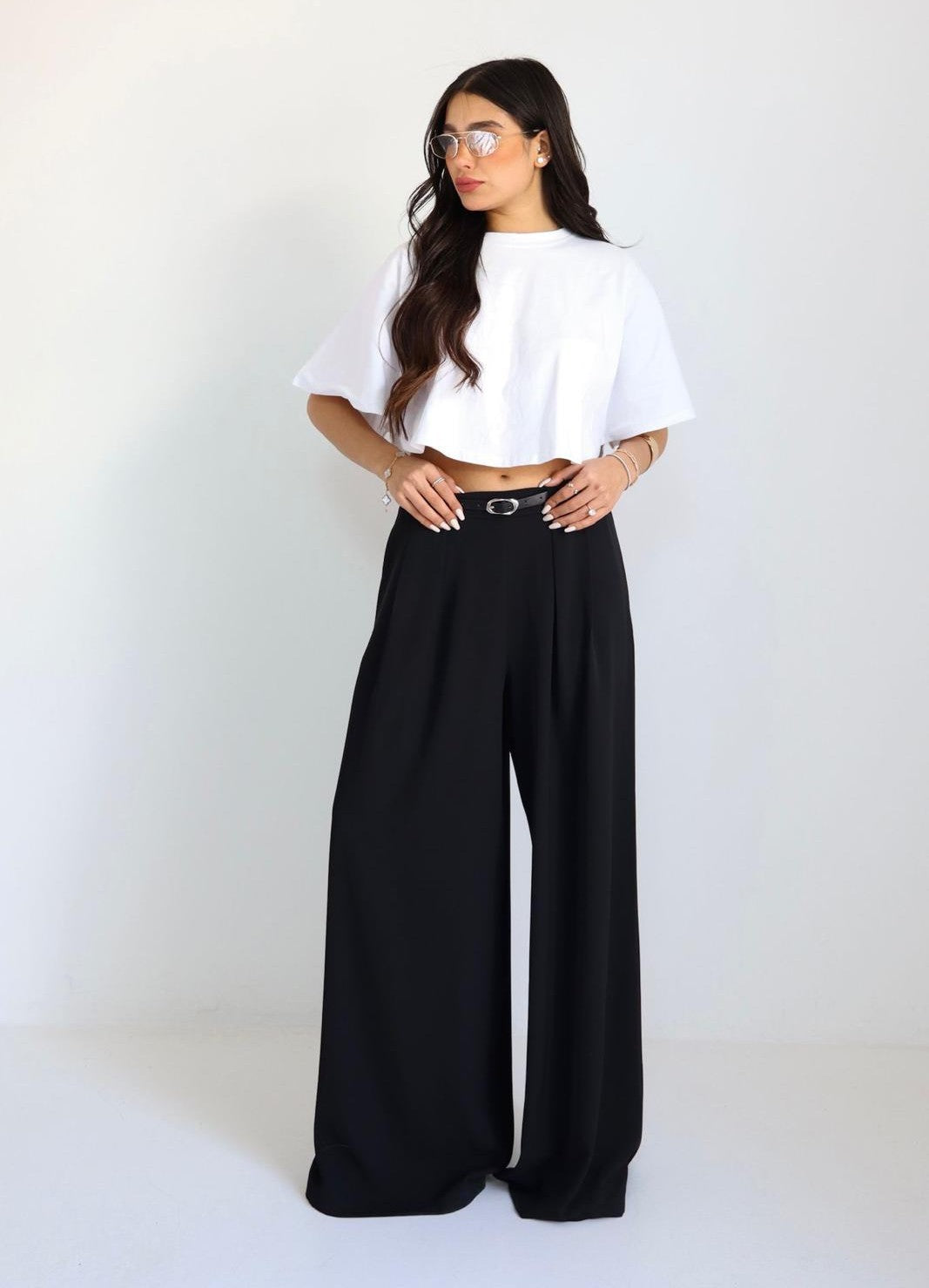 מכנס Erop בצבע שחור בגזרה רחבה עם קפלים קדמיים