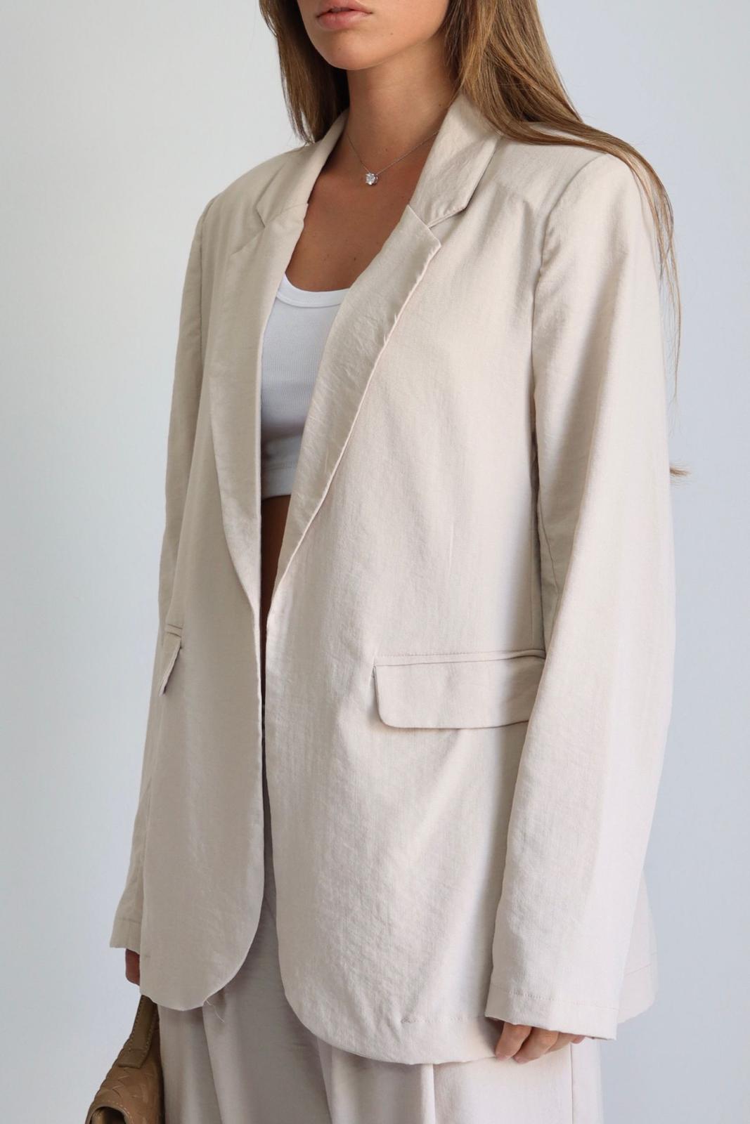 חליפת Peleg בצבע בז׳ עם בלייזר מחויט ומכנס רחב