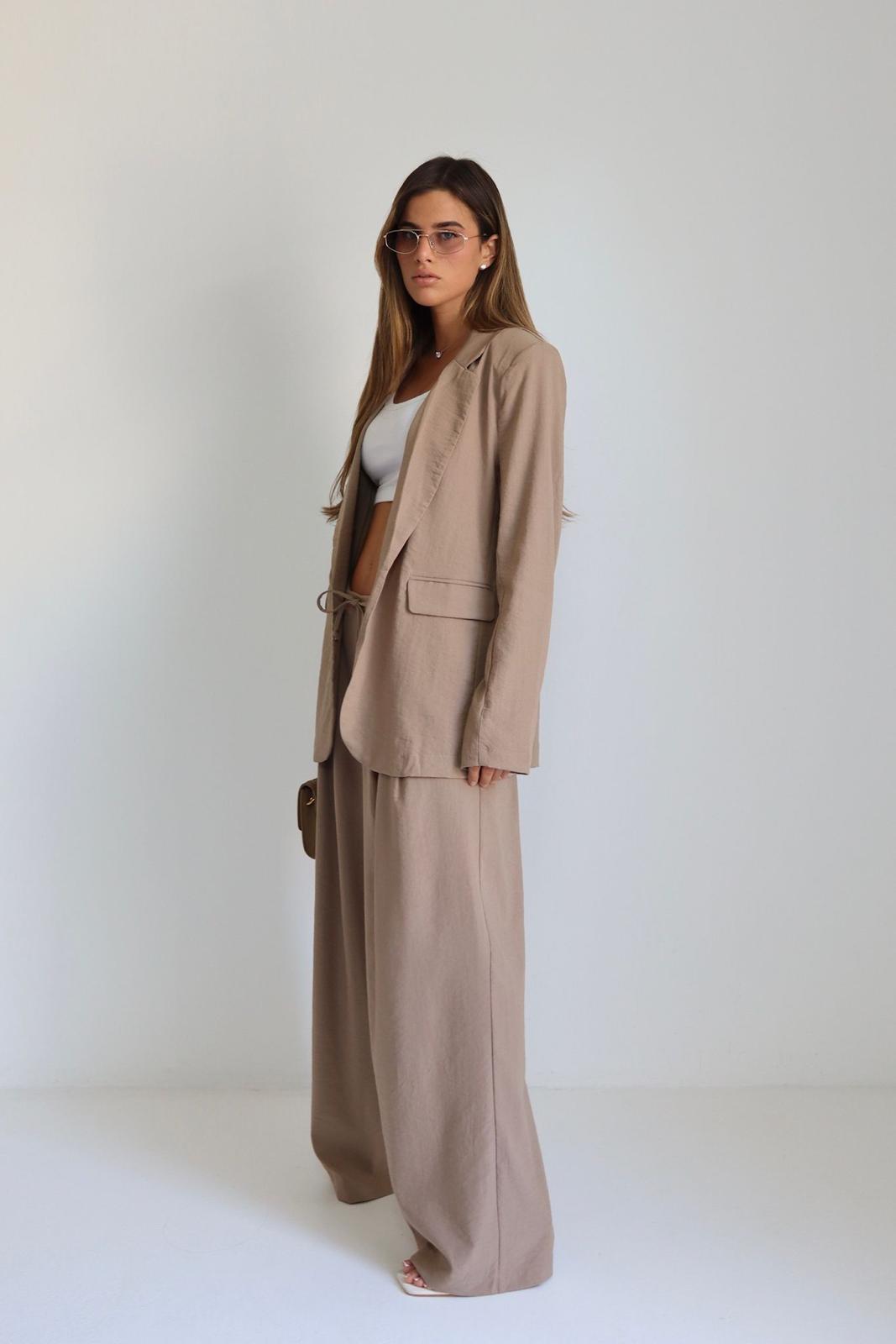 חליפת Peleg בצבע חום עם בלייזר מחויט ומכנס רחב