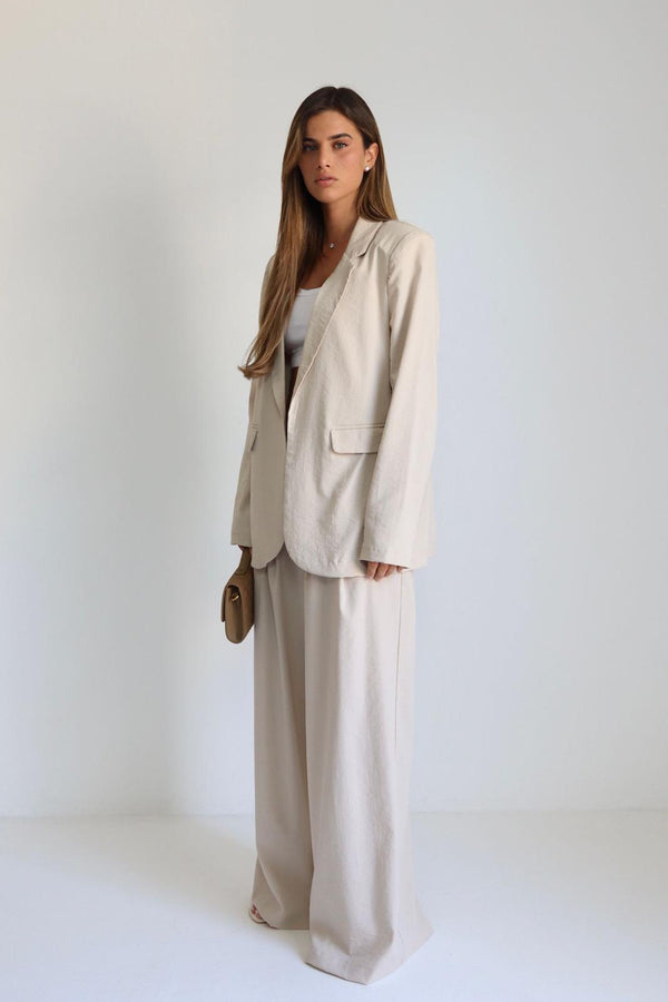 חליפת Peleg בצבע שמנת עם מכנס רחב ושרוך במותן