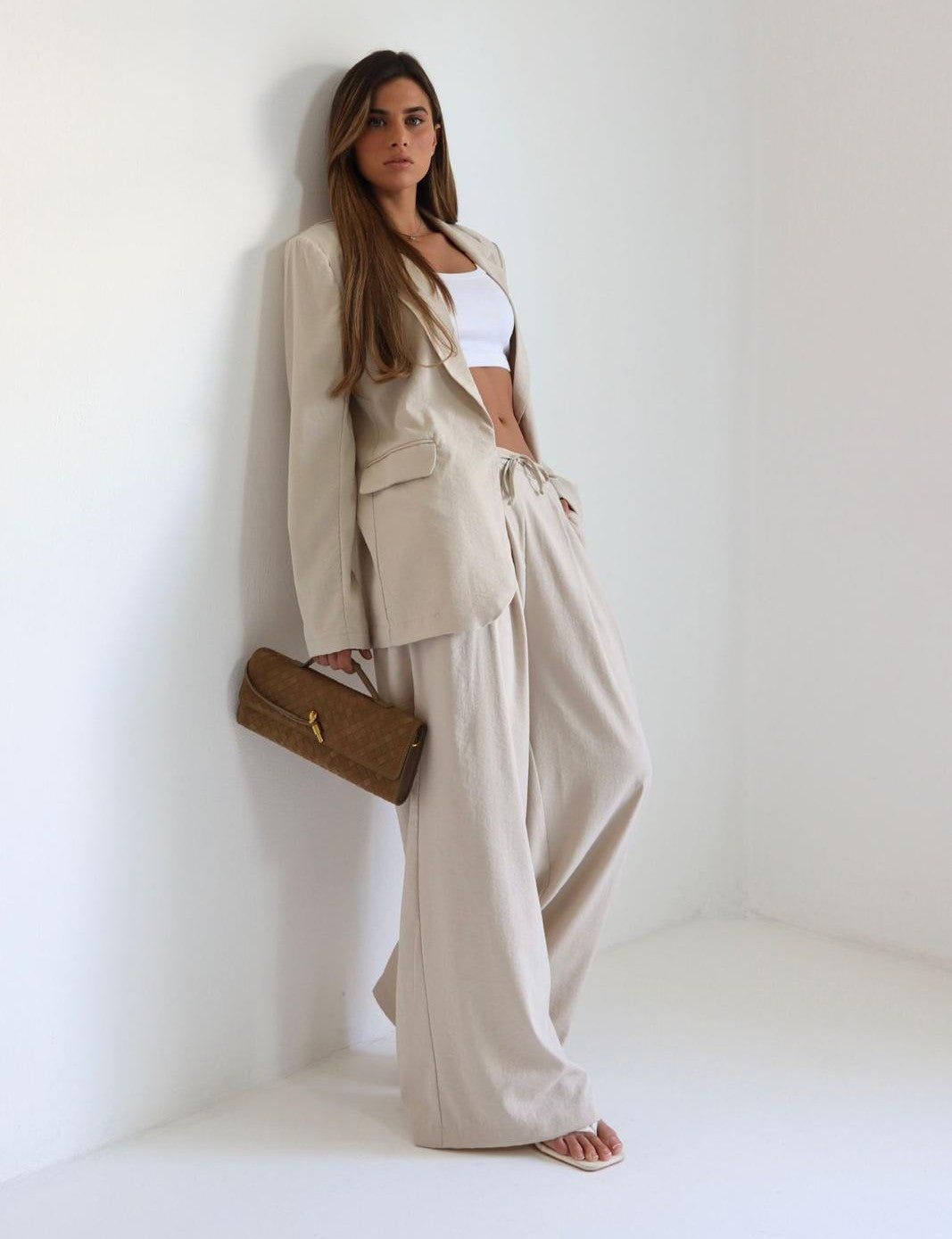 חליפת Peleg בצבע בז׳ עם בלייזר מחויט ומכנס רחב